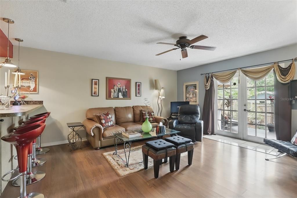 待售: $199,900 (2 贝兹, 2 浴室, 1225 平方英尺)