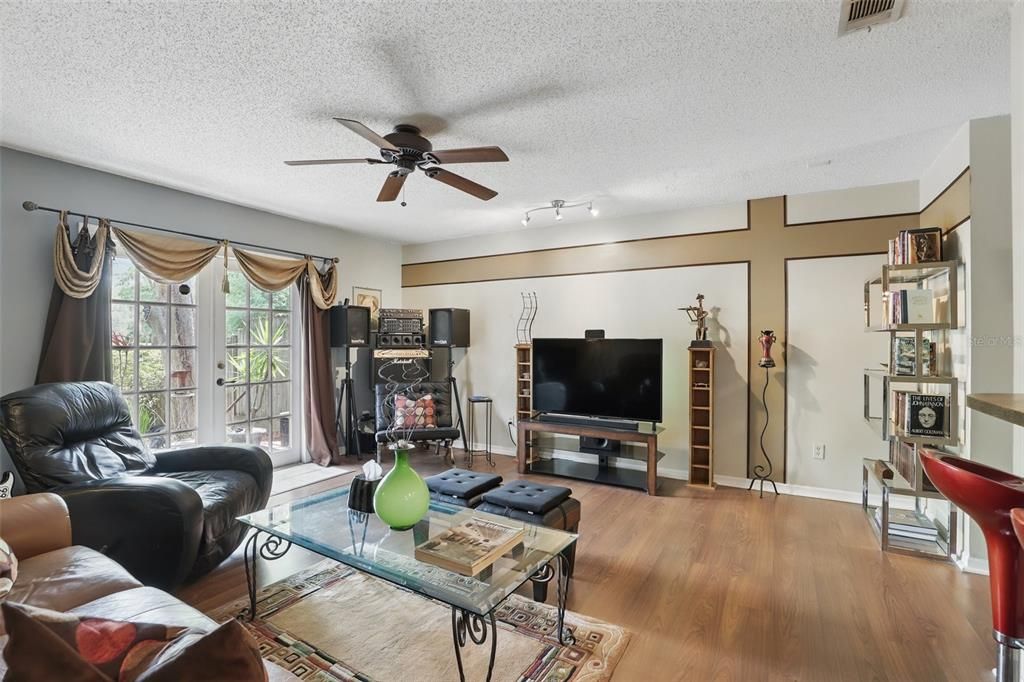 待售: $199,900 (2 贝兹, 2 浴室, 1225 平方英尺)