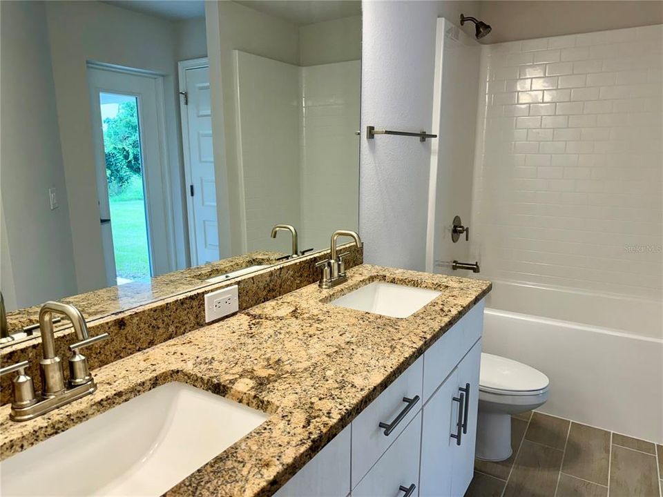 Под контрактом: $406,900 (4 спален, 3 ванн, 2265 Квадратных фут)