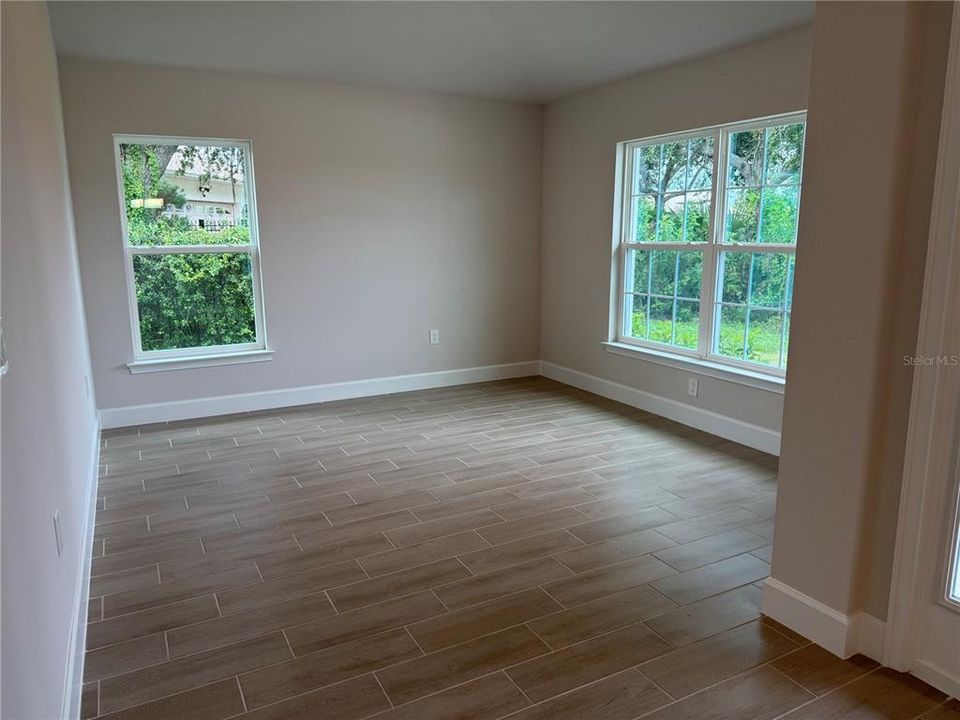 Под контрактом: $406,900 (4 спален, 3 ванн, 2265 Квадратных фут)