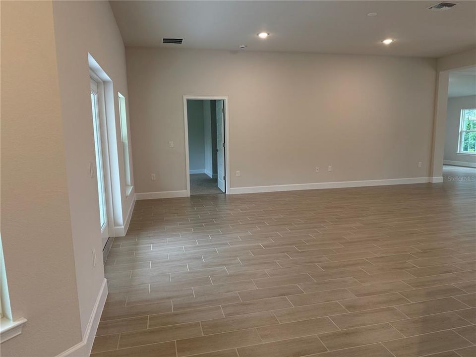 Под контрактом: $406,900 (4 спален, 3 ванн, 2265 Квадратных фут)