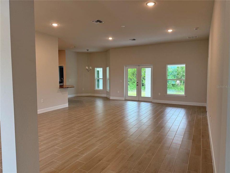 Под контрактом: $406,900 (4 спален, 3 ванн, 2265 Квадратных фут)