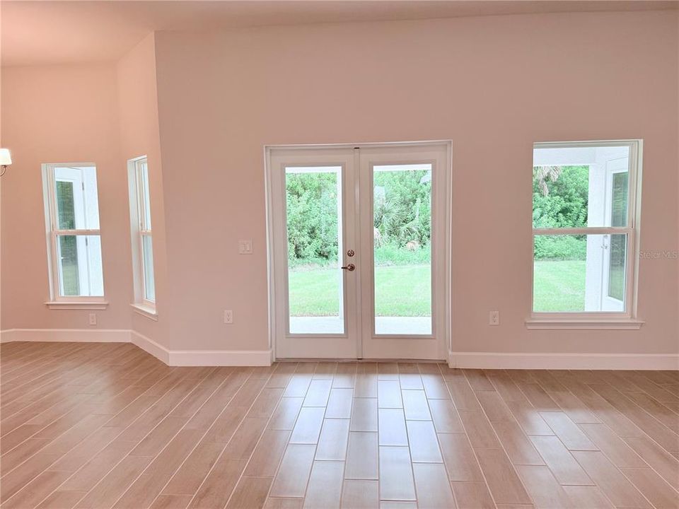 Под контрактом: $406,900 (4 спален, 3 ванн, 2265 Квадратных фут)