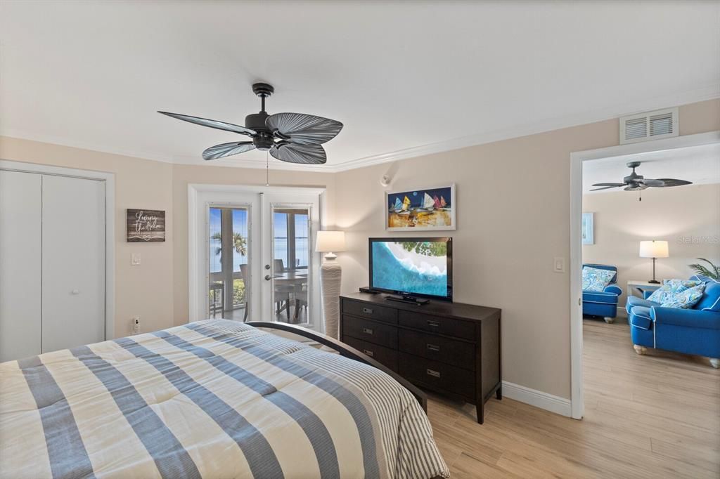 For Sale: $799,900 (2 beds, 2 baths, 1377 Square Feet)