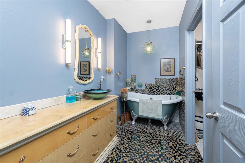 For Sale: $279,900 (2 beds, 2 baths, 1516 Square Feet)