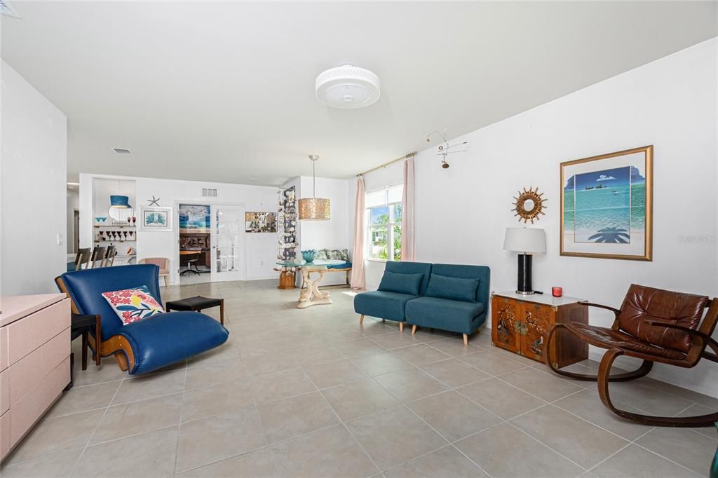 For Sale: $279,900 (2 beds, 2 baths, 1516 Square Feet)