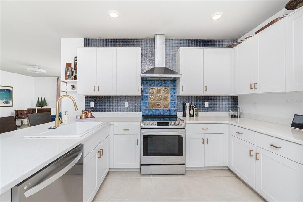 For Sale: $279,900 (2 beds, 2 baths, 1516 Square Feet)