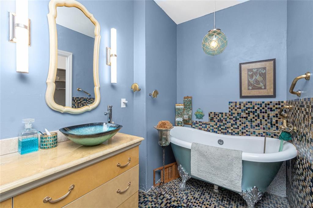 For Sale: $279,900 (2 beds, 2 baths, 1516 Square Feet)