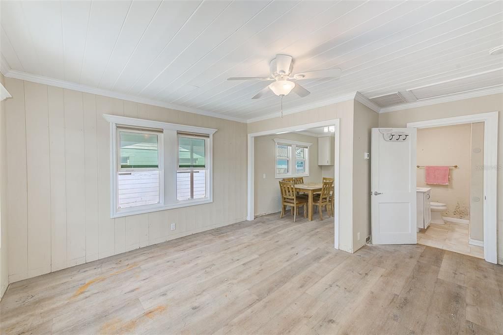 For Sale: $485,000 (2 beds, 1 baths, 936 Square Feet)