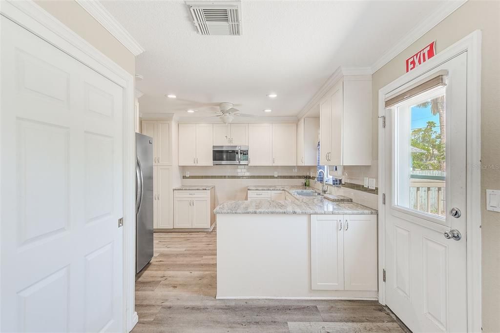 For Sale: $485,000 (2 beds, 1 baths, 936 Square Feet)