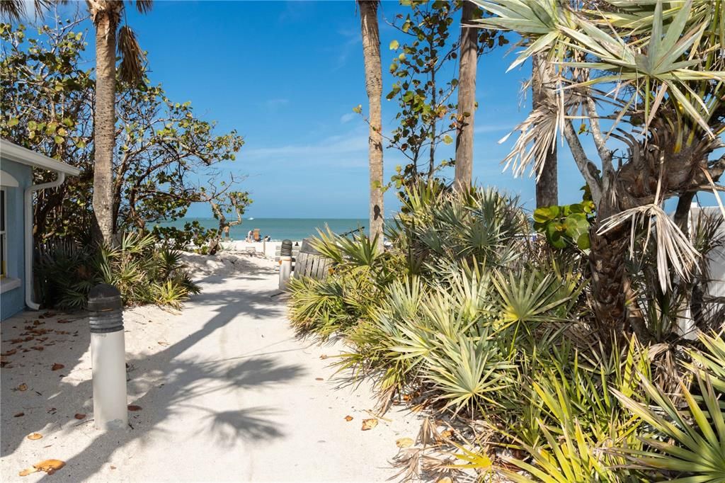 For Sale: $485,000 (2 beds, 1 baths, 936 Square Feet)