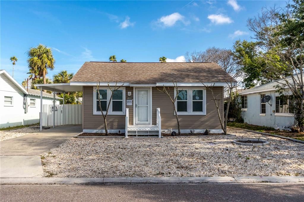 For Sale: $485,000 (2 beds, 1 baths, 936 Square Feet)