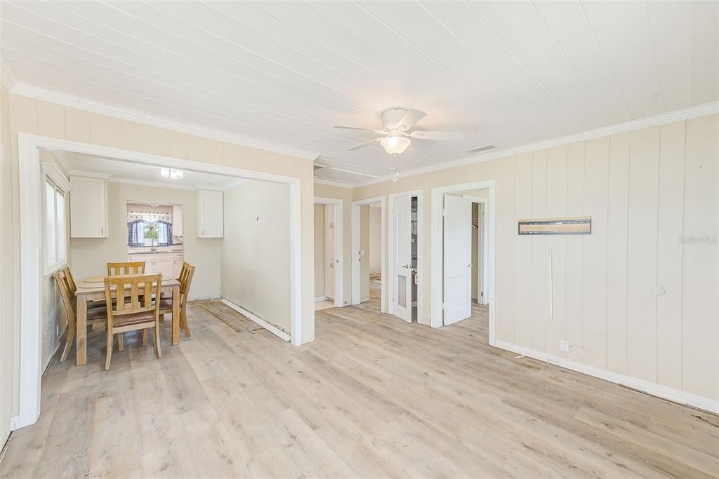 For Sale: $485,000 (2 beds, 1 baths, 936 Square Feet)