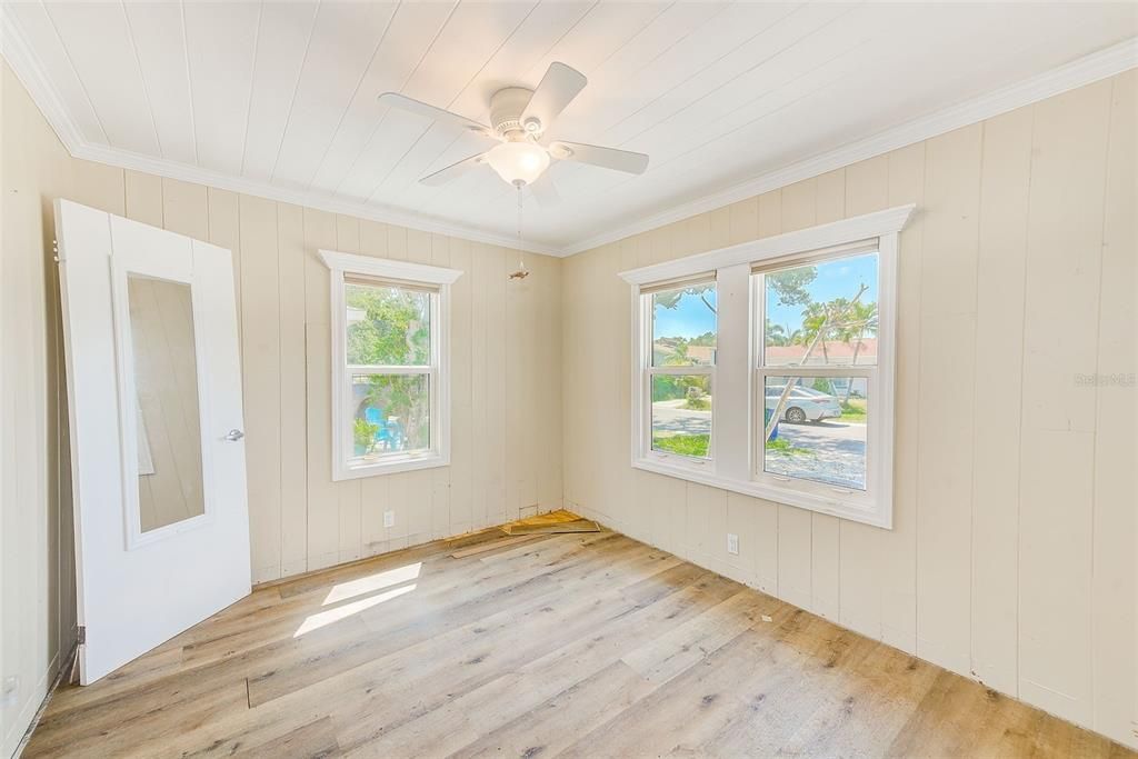 For Sale: $485,000 (2 beds, 1 baths, 936 Square Feet)