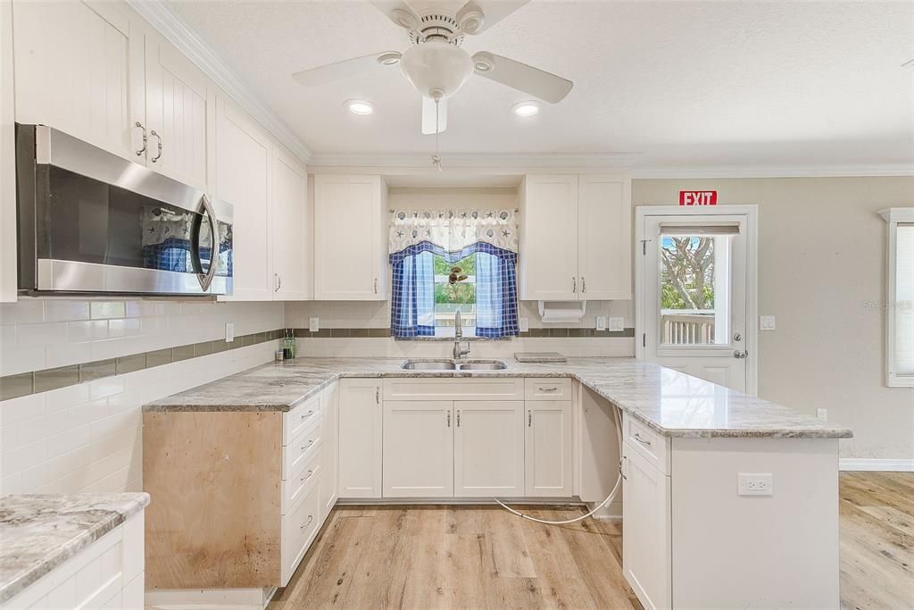 For Sale: $485,000 (2 beds, 1 baths, 936 Square Feet)