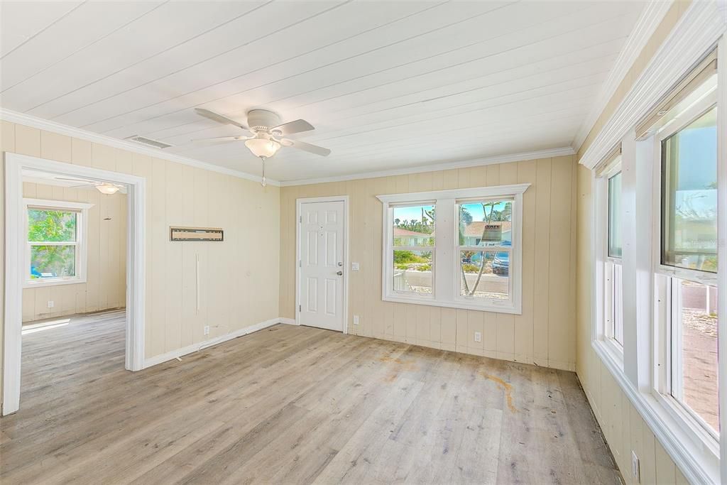 For Sale: $485,000 (2 beds, 1 baths, 936 Square Feet)