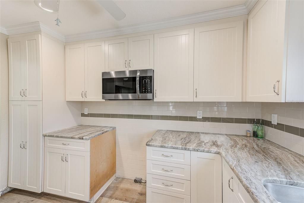 For Sale: $485,000 (2 beds, 1 baths, 936 Square Feet)