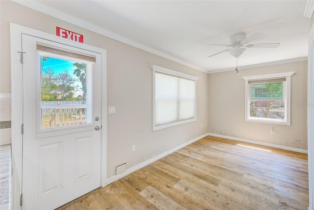 For Sale: $485,000 (2 beds, 1 baths, 936 Square Feet)