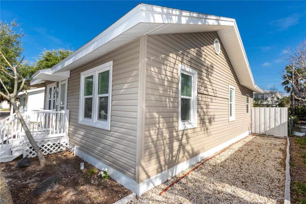 For Sale: $485,000 (2 beds, 1 baths, 936 Square Feet)