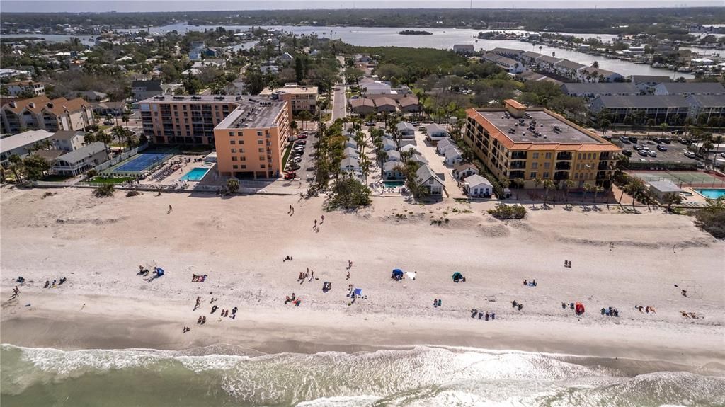 For Sale: $485,000 (2 beds, 1 baths, 936 Square Feet)