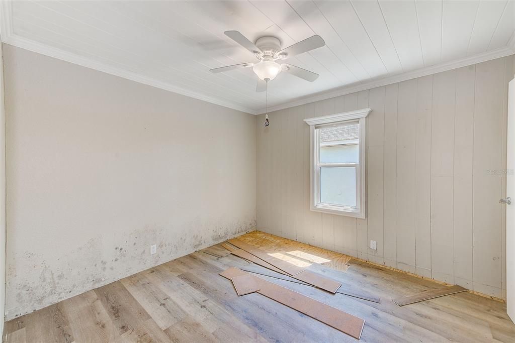 For Sale: $485,000 (2 beds, 1 baths, 936 Square Feet)