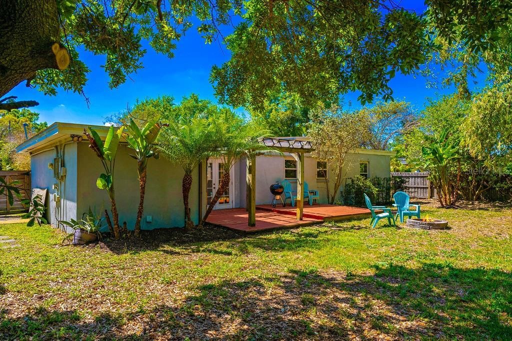 На продажу: $495,000 (0.36 acres)