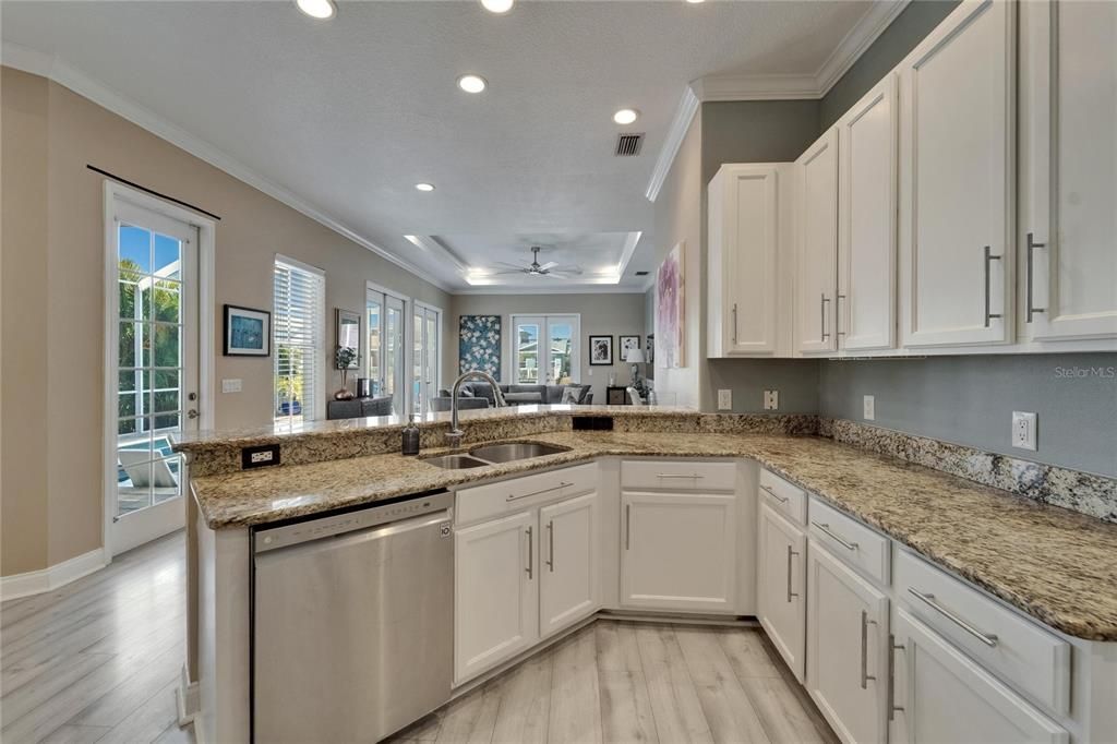 合同活跃: $865,000 (3 贝兹, 2 浴室, 1977 平方英尺)