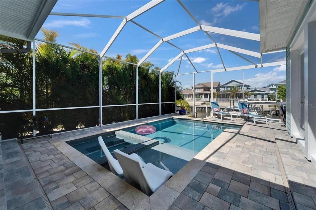 合同活跃: $865,000 (3 贝兹, 2 浴室, 1977 平方英尺)