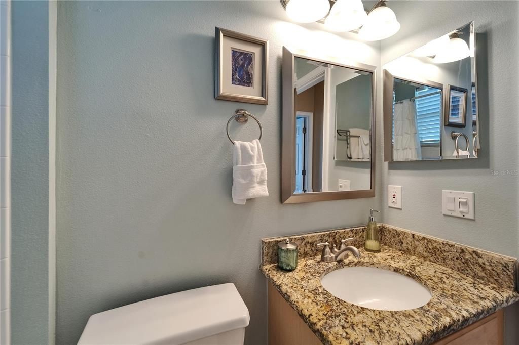 合同活跃: $865,000 (3 贝兹, 2 浴室, 1977 平方英尺)