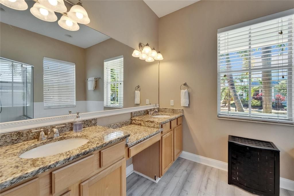 合同活跃: $865,000 (3 贝兹, 2 浴室, 1977 平方英尺)