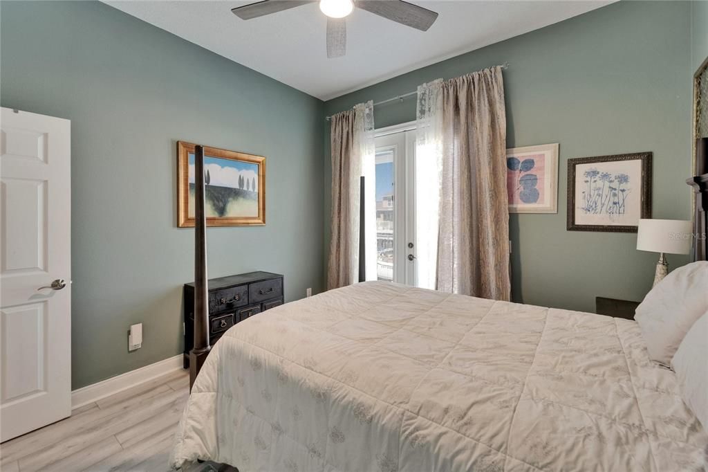 合同活跃: $865,000 (3 贝兹, 2 浴室, 1977 平方英尺)