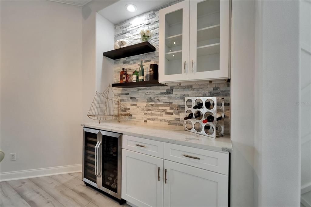 合同活跃: $865,000 (3 贝兹, 2 浴室, 1977 平方英尺)