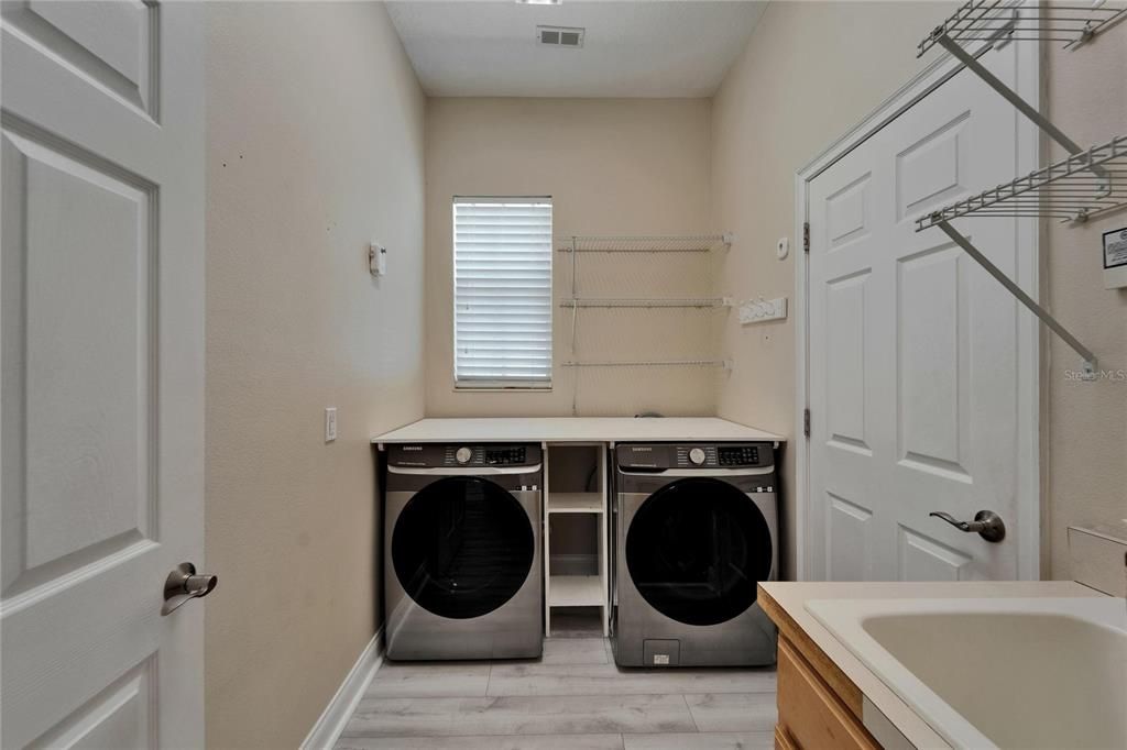 合同活跃: $865,000 (3 贝兹, 2 浴室, 1977 平方英尺)