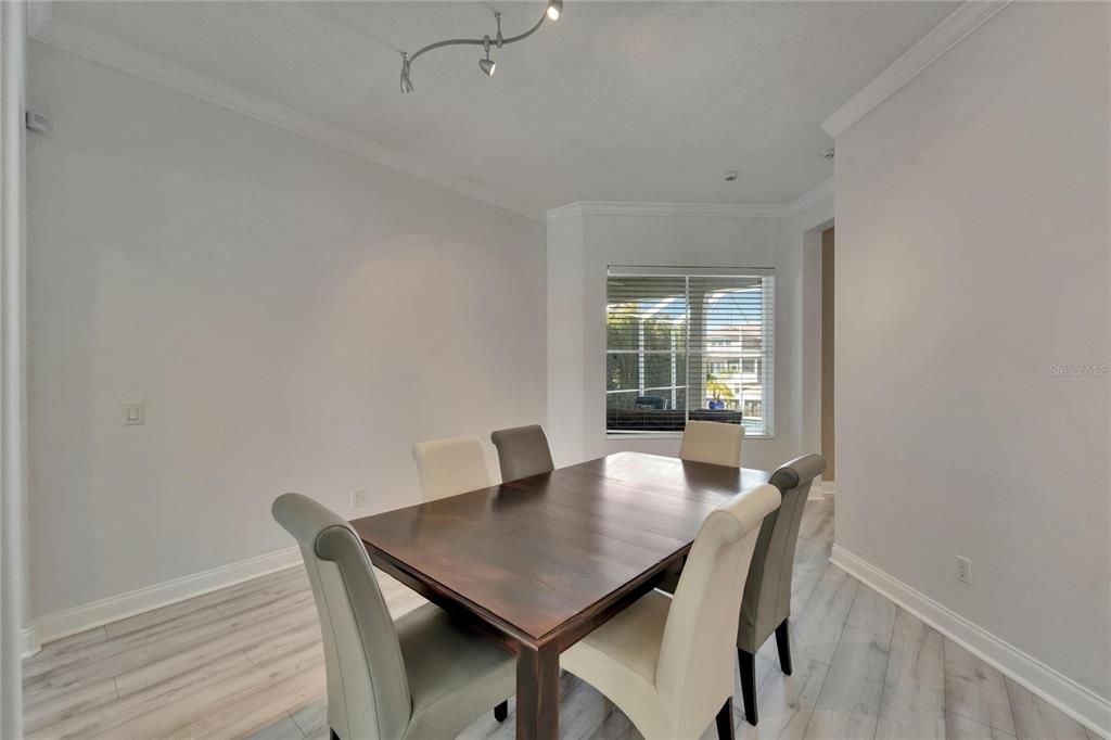 合同活跃: $865,000 (3 贝兹, 2 浴室, 1977 平方英尺)