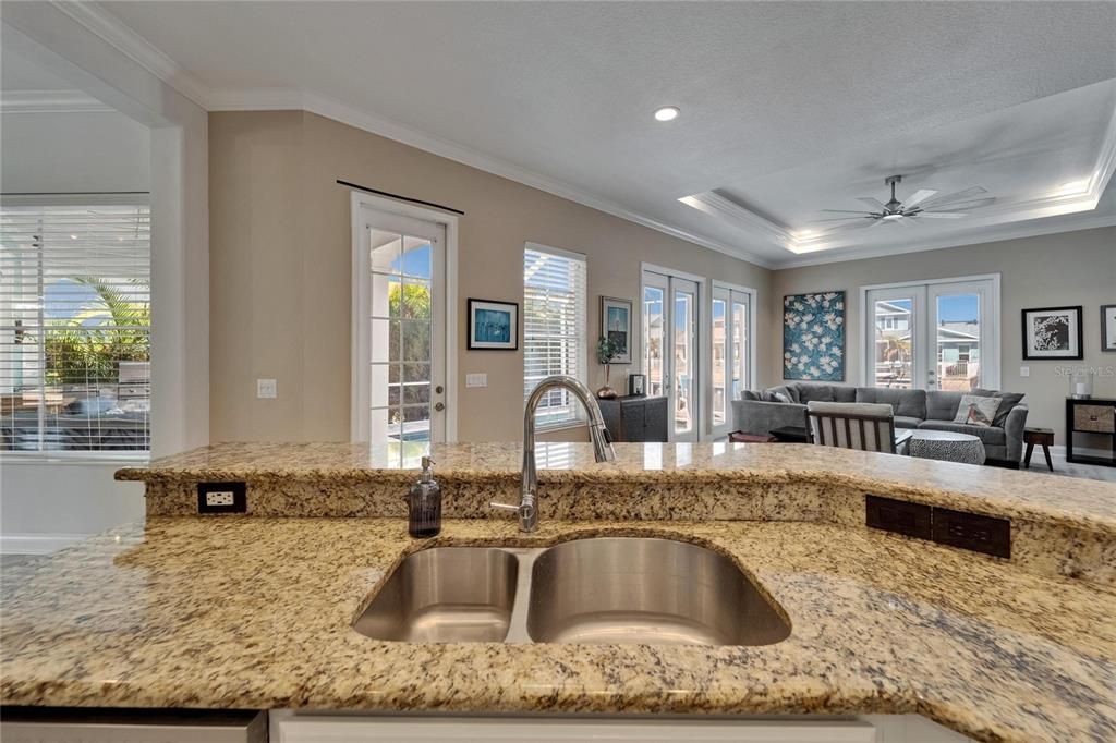 合同活跃: $865,000 (3 贝兹, 2 浴室, 1977 平方英尺)