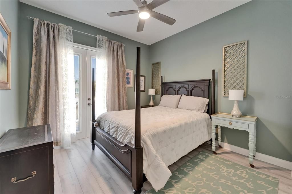 合同活跃: $865,000 (3 贝兹, 2 浴室, 1977 平方英尺)