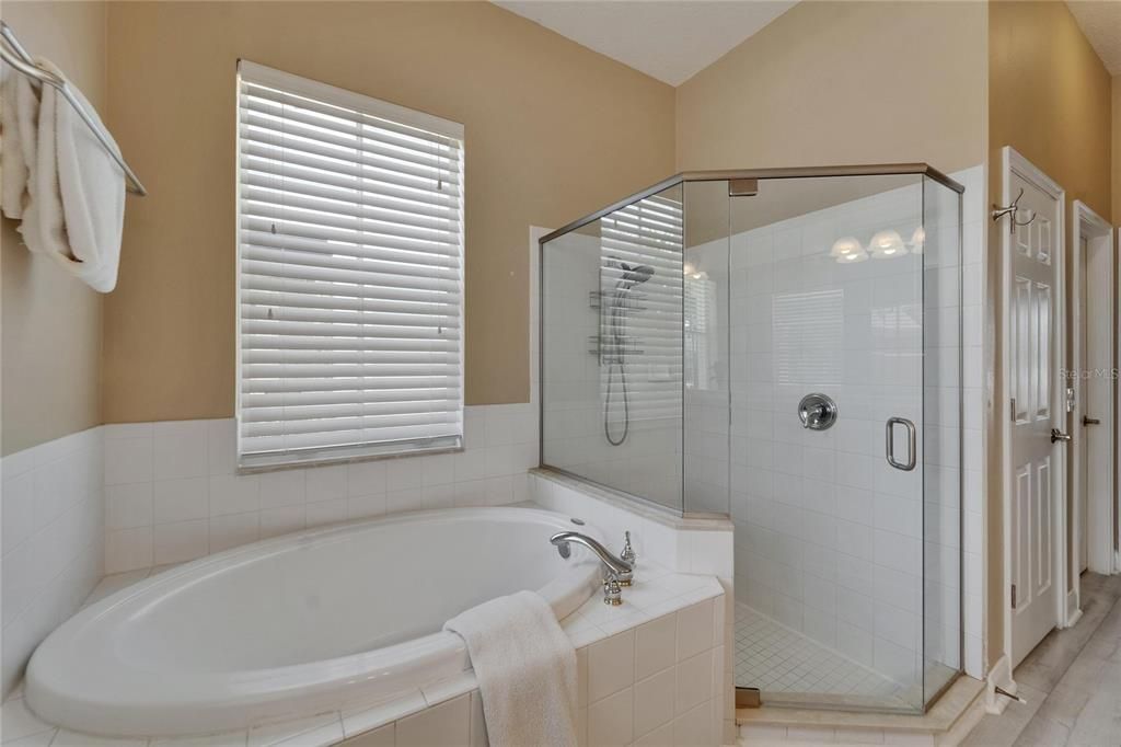 合同活跃: $865,000 (3 贝兹, 2 浴室, 1977 平方英尺)