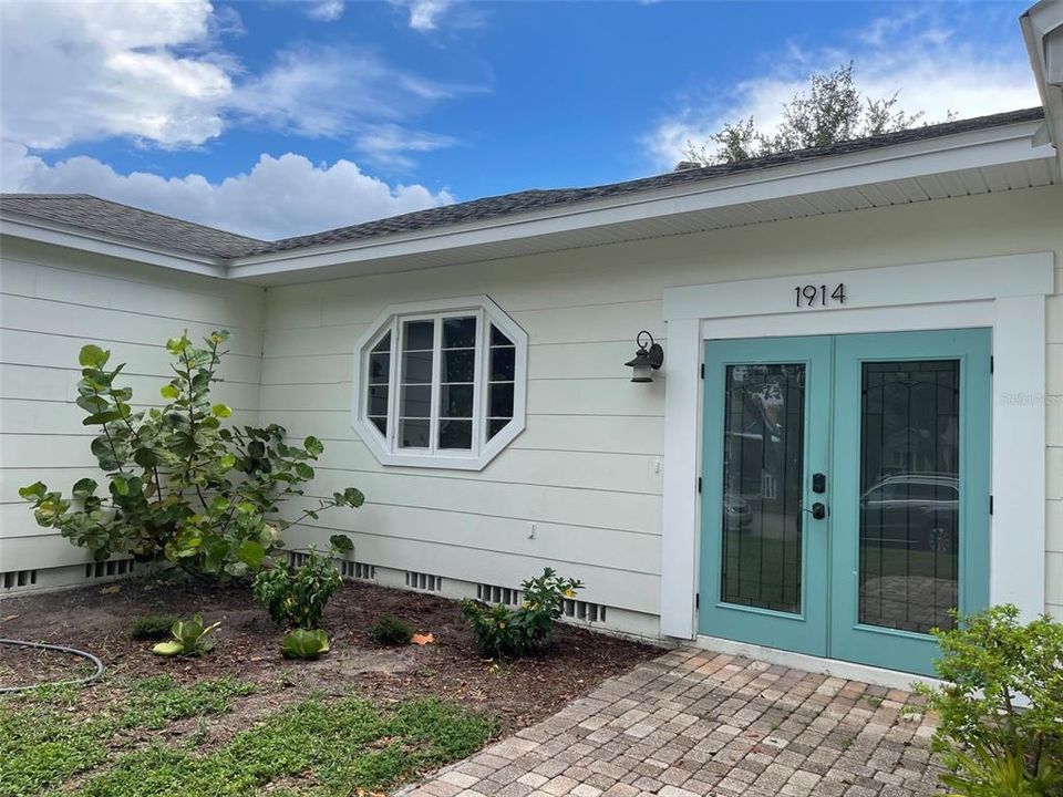 Active With Contract: $2,325 (3 beds, 1 baths, 1083 Square Feet)