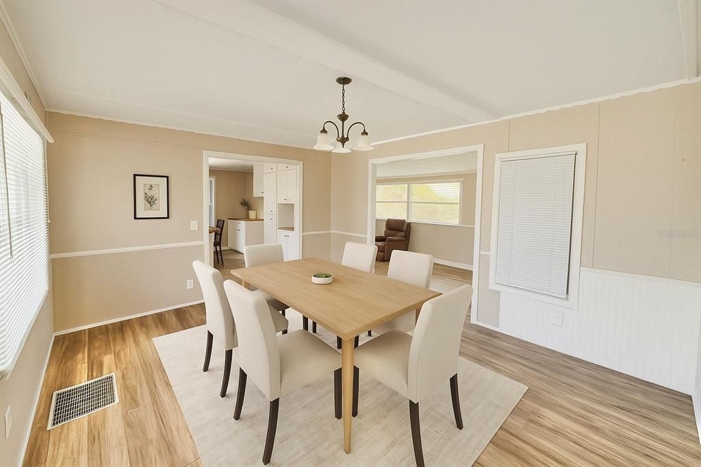 合同活跃: $149,900 (2 贝兹, 2 浴室, 1120 平方英尺)