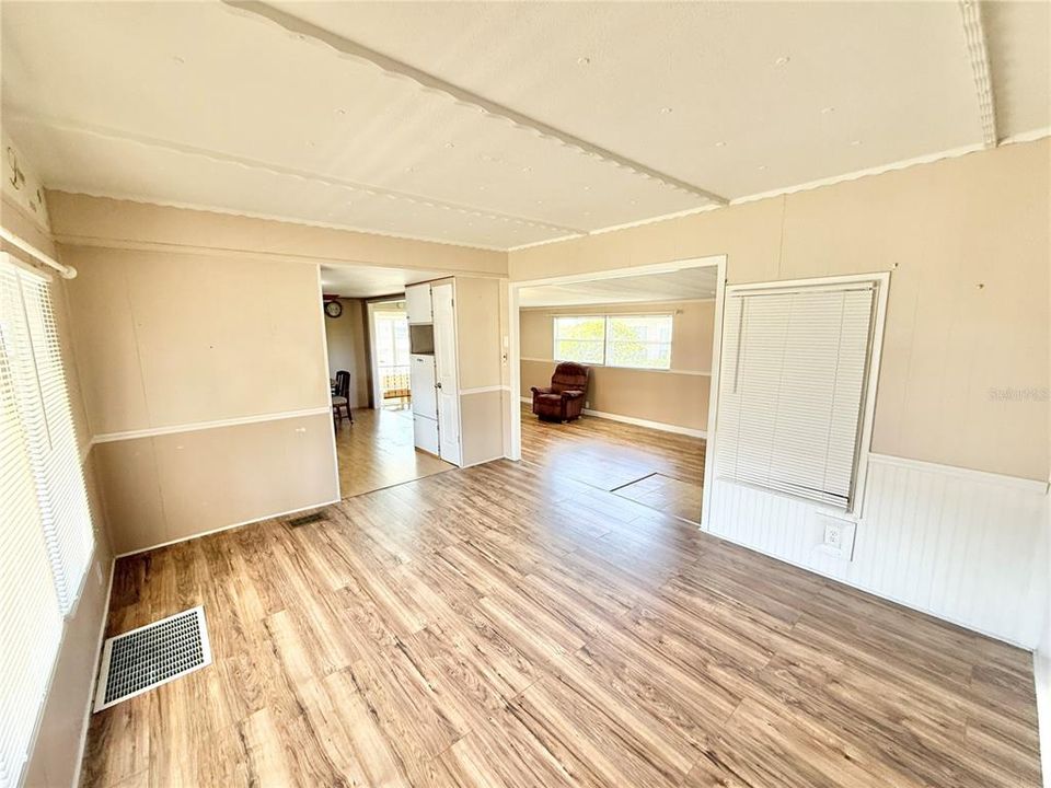 合同活跃: $149,900 (2 贝兹, 2 浴室, 1120 平方英尺)