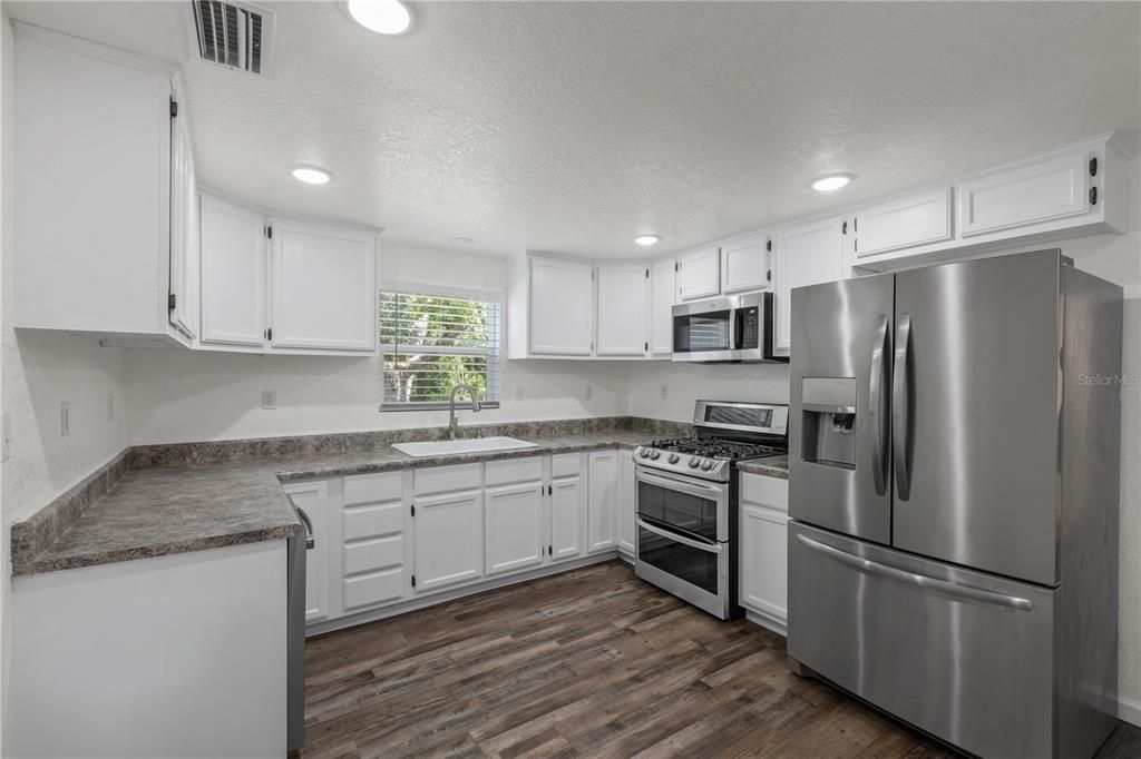 На продажу: $199,000 (3 спален, 2 ванн, 1144 Квадратных фут)