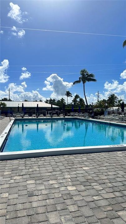 For Sale: $410,000 (1 beds, 1 baths, 624 Square Feet)