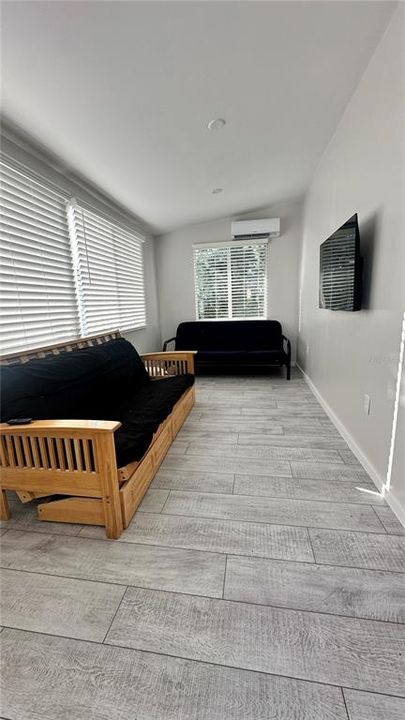 For Sale: $410,000 (1 beds, 1 baths, 624 Square Feet)