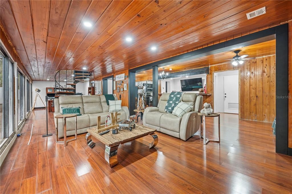 待售: $620,000 (8 贝兹, 7 浴室, 5768 平方英尺)