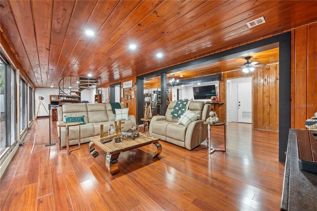 待售: $620,000 (8 贝兹, 7 浴室, 5768 平方英尺)