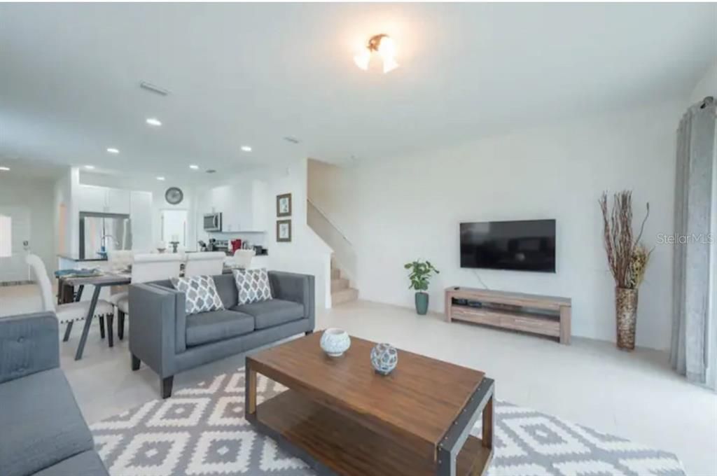 For Rent: $1,950 (4 beds, 2 baths, 1948 Square Feet)