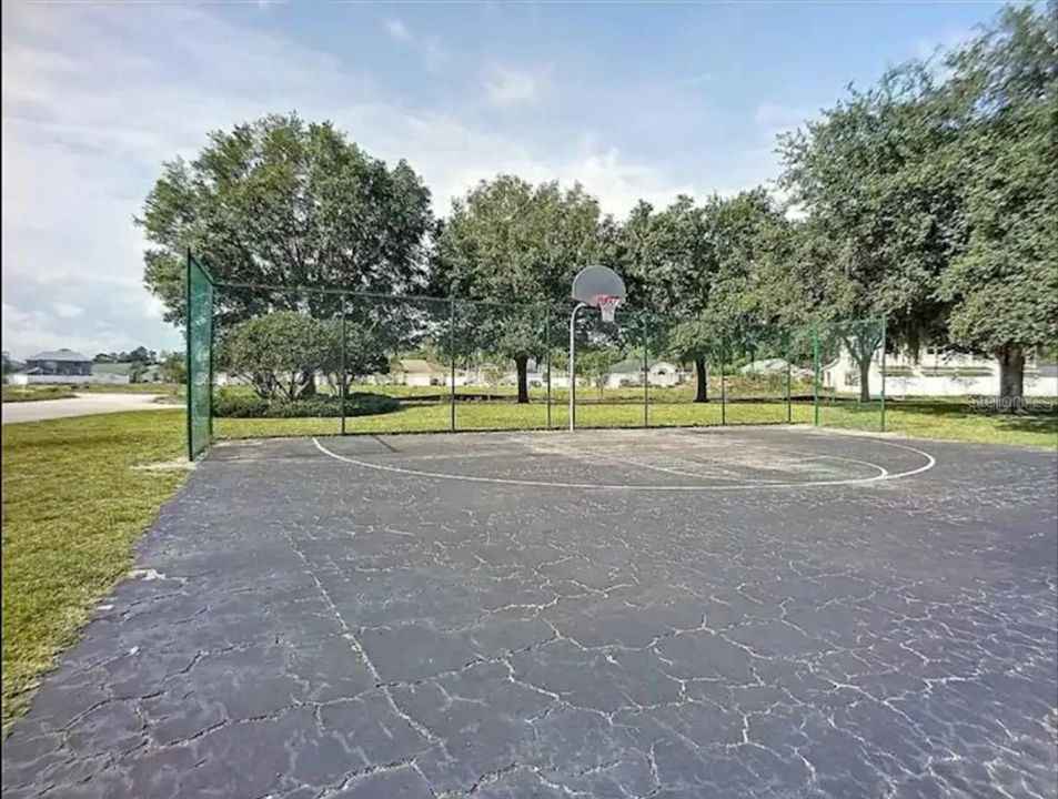 For Rent: $1,950 (4 beds, 2 baths, 1948 Square Feet)