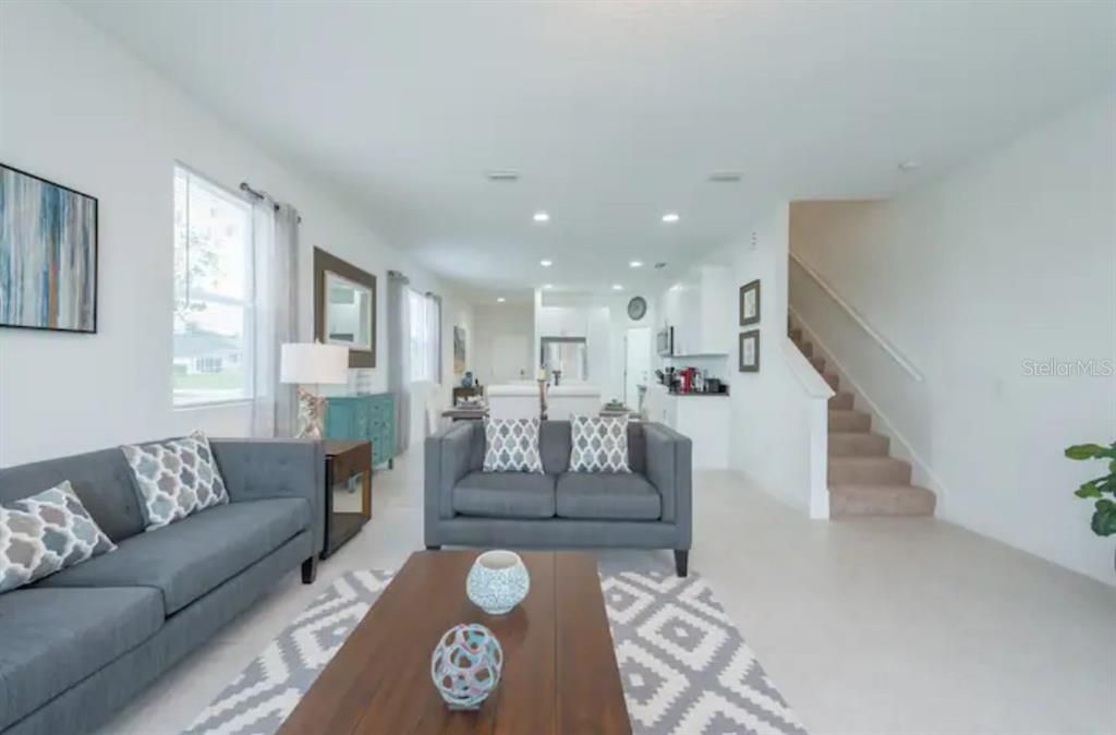 For Rent: $1,950 (4 beds, 2 baths, 1948 Square Feet)