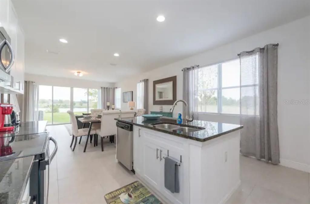 For Rent: $1,950 (4 beds, 2 baths, 1948 Square Feet)