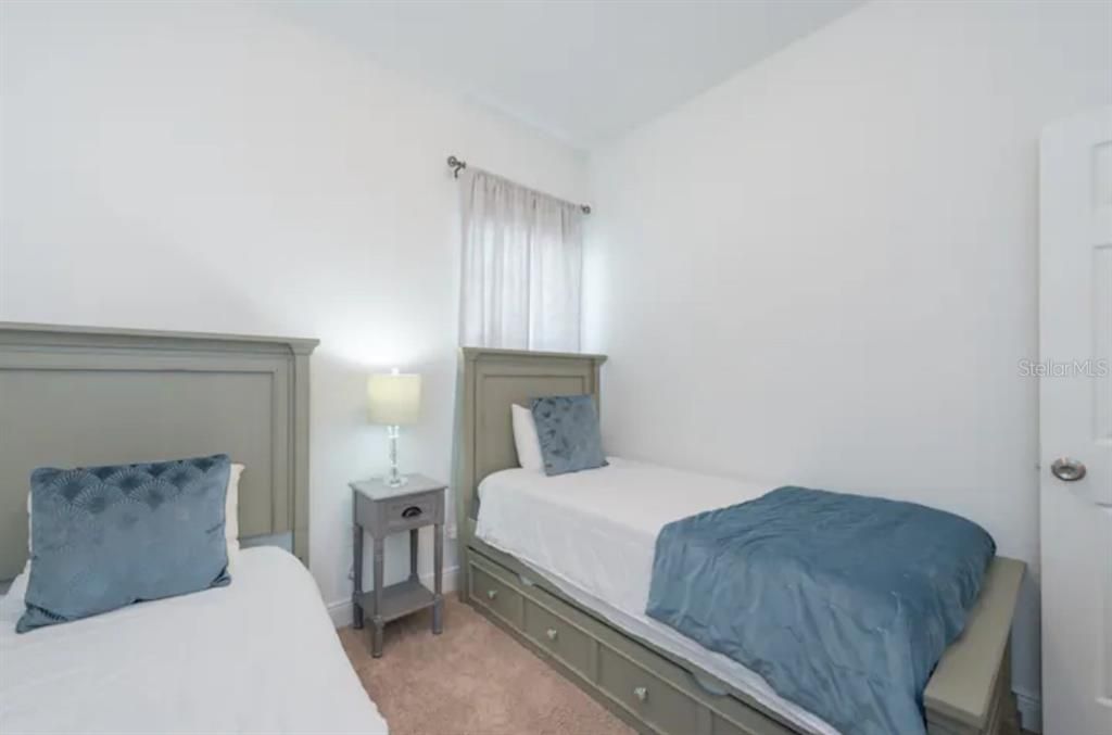 For Rent: $1,950 (4 beds, 2 baths, 1948 Square Feet)